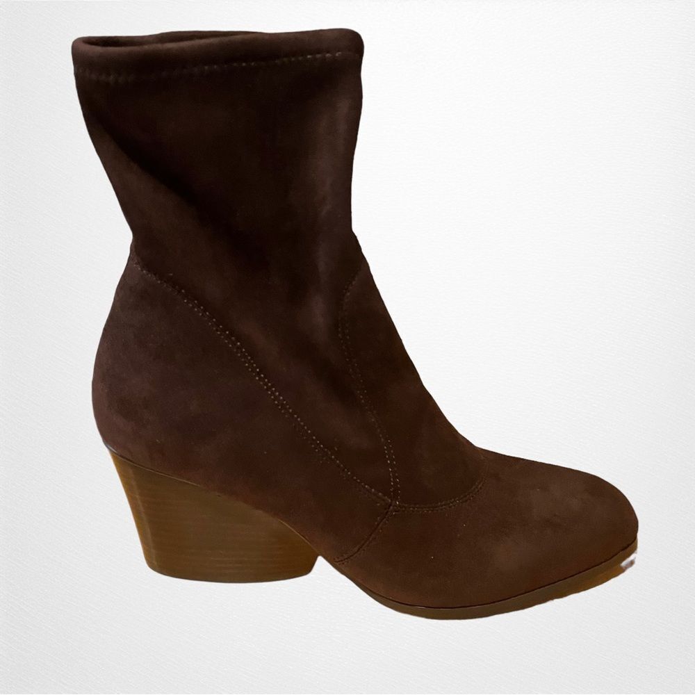 New in Box Donald Pliner Pandra Pull On Stretch Slip On Ankle Brown Suede Bootie
